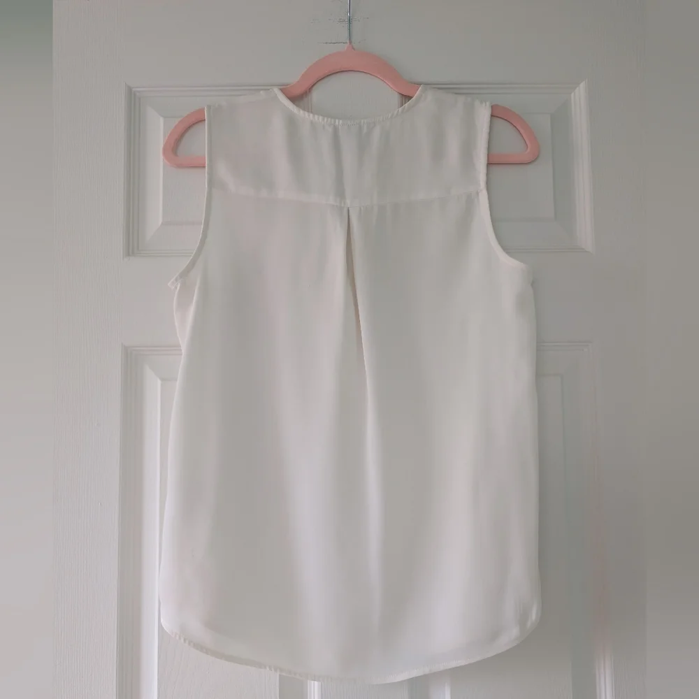 Elegant White Sleeveless Blouse - Picture 3 of 6